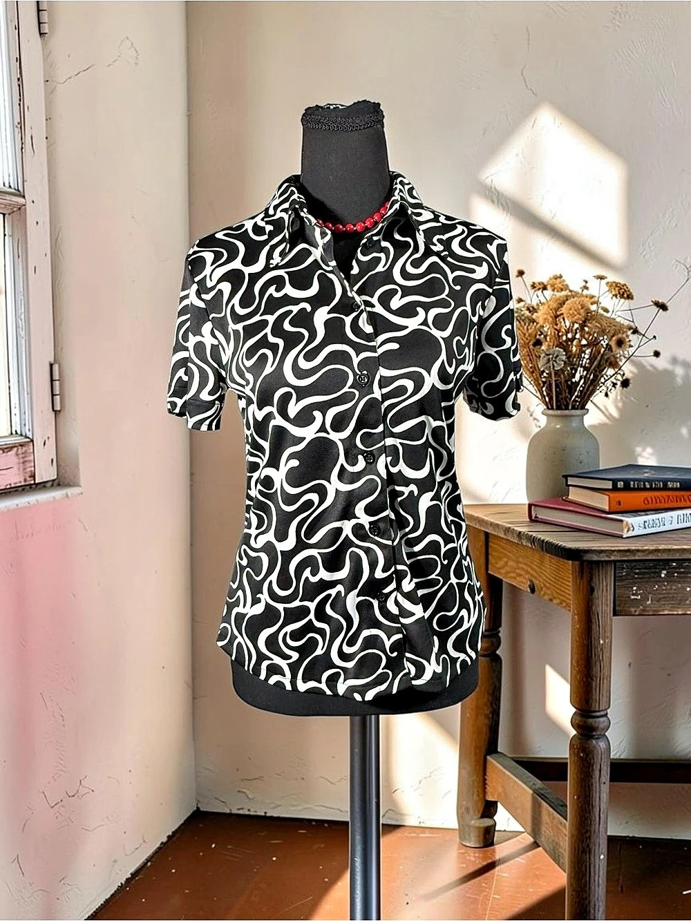 New York & Company Abstract Black & White Blouse Size Small Like New